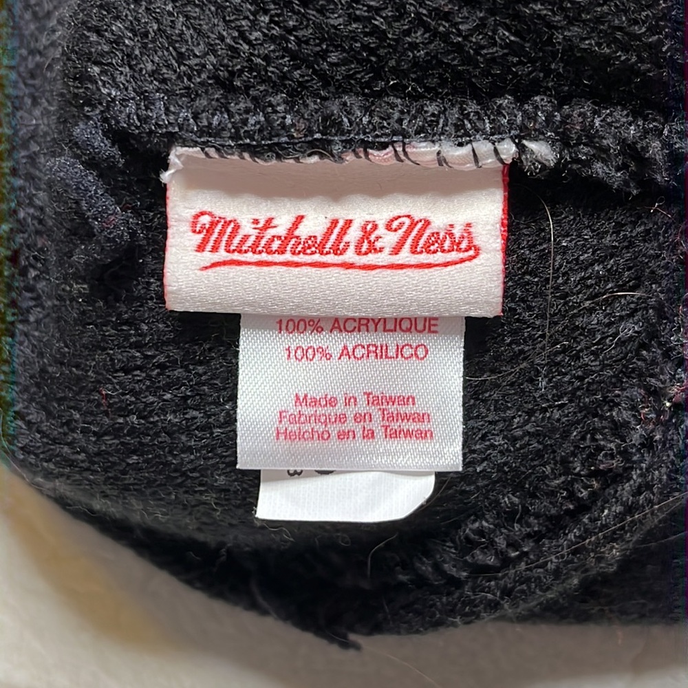 Mitchell & Ness Bulls Beanie OS Black Red Gray Knit Winter Hat Logo - Picture 5 of 5